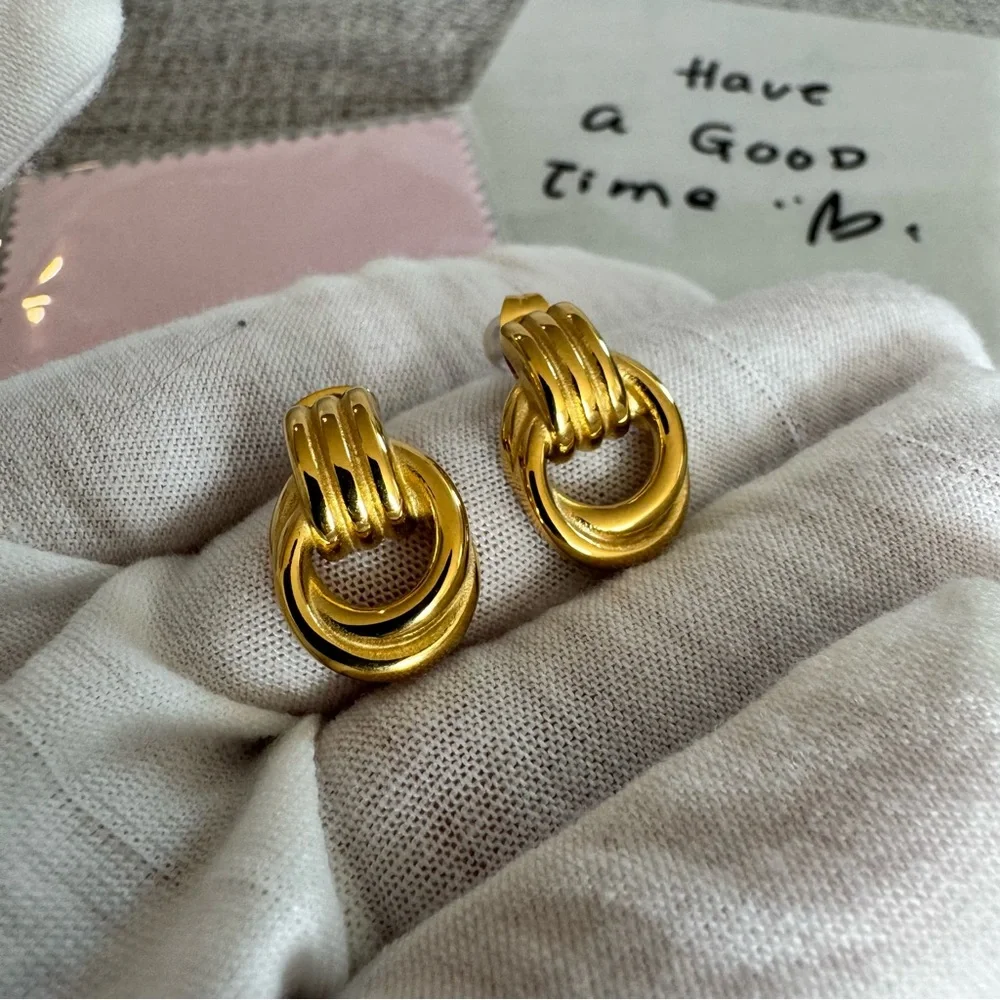 Elegant Gold Hoop Earrings - Picture 5 of 15